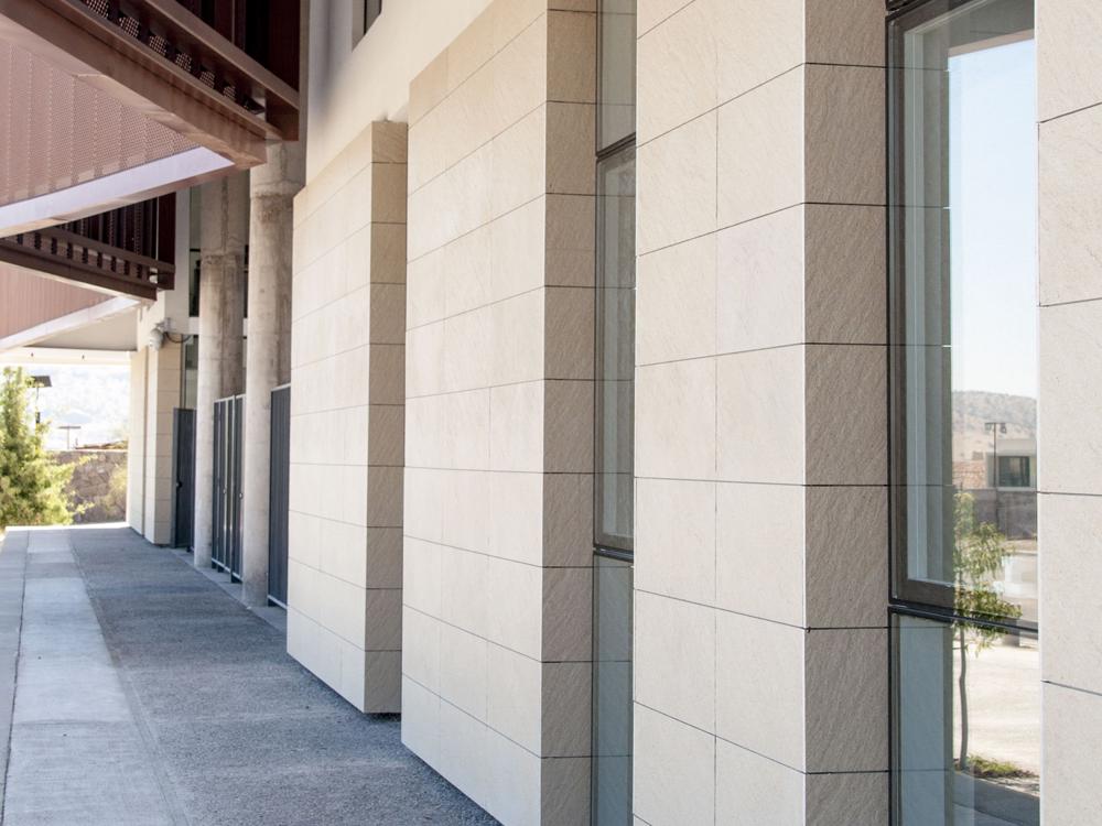 ULMA's first Ventilated facade project in Chile