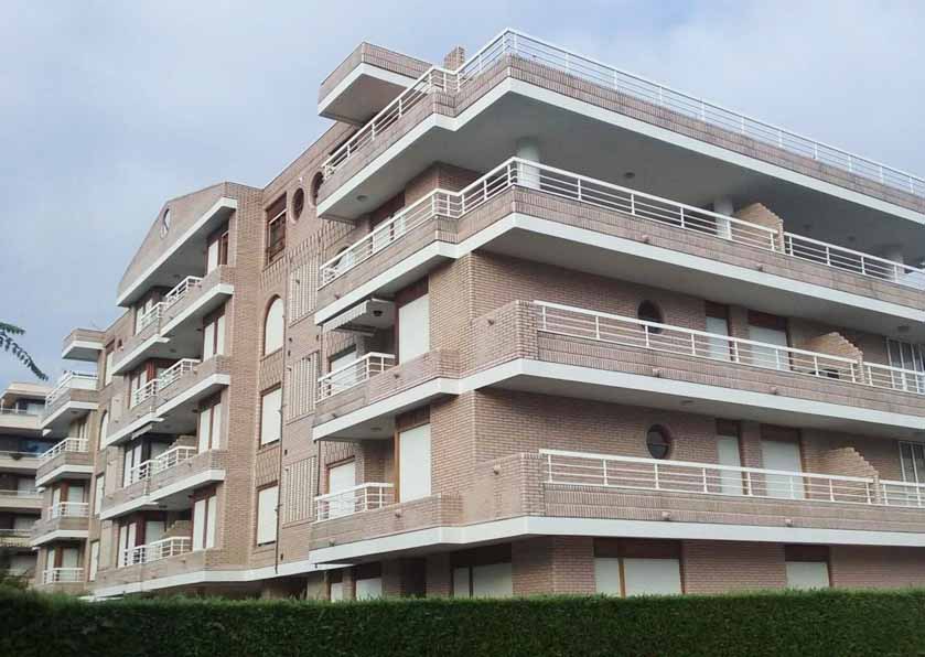 Renovation of façades in a residential complex in Laredo