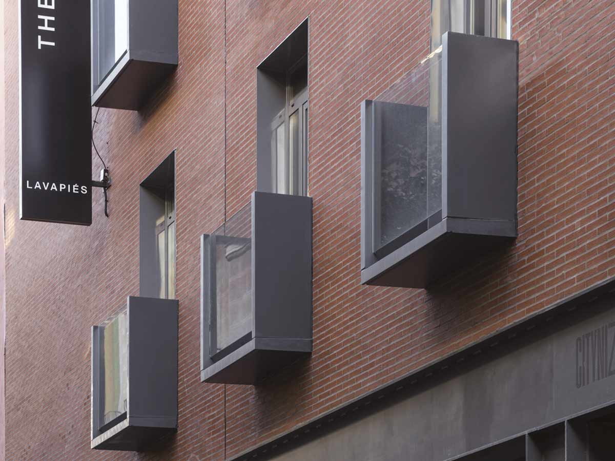 A modern prefabricated balcony for the Central House hostel in Madrid