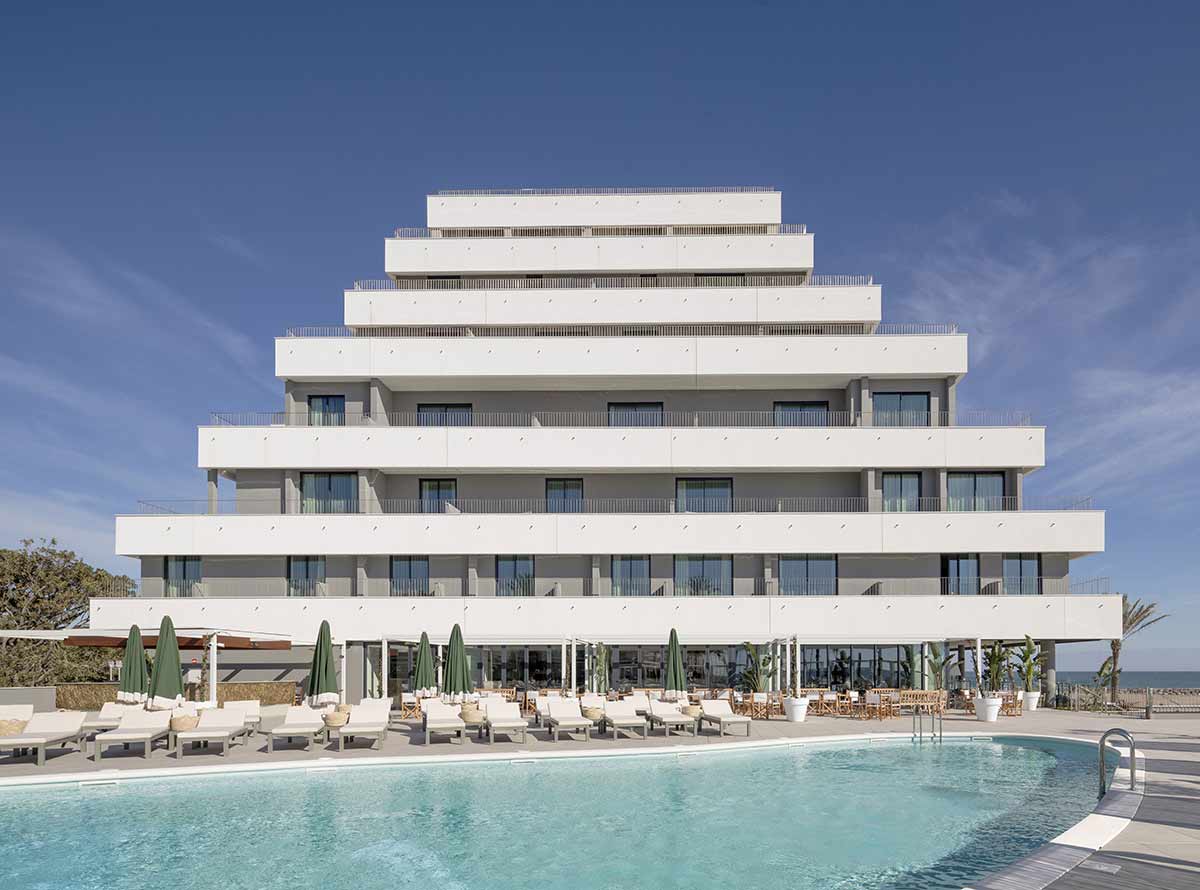 Big transformation into one of the biggest hotels in Sitges, Barcelone Big transformation into one of the biggest hotels in Sitges, Barcelone