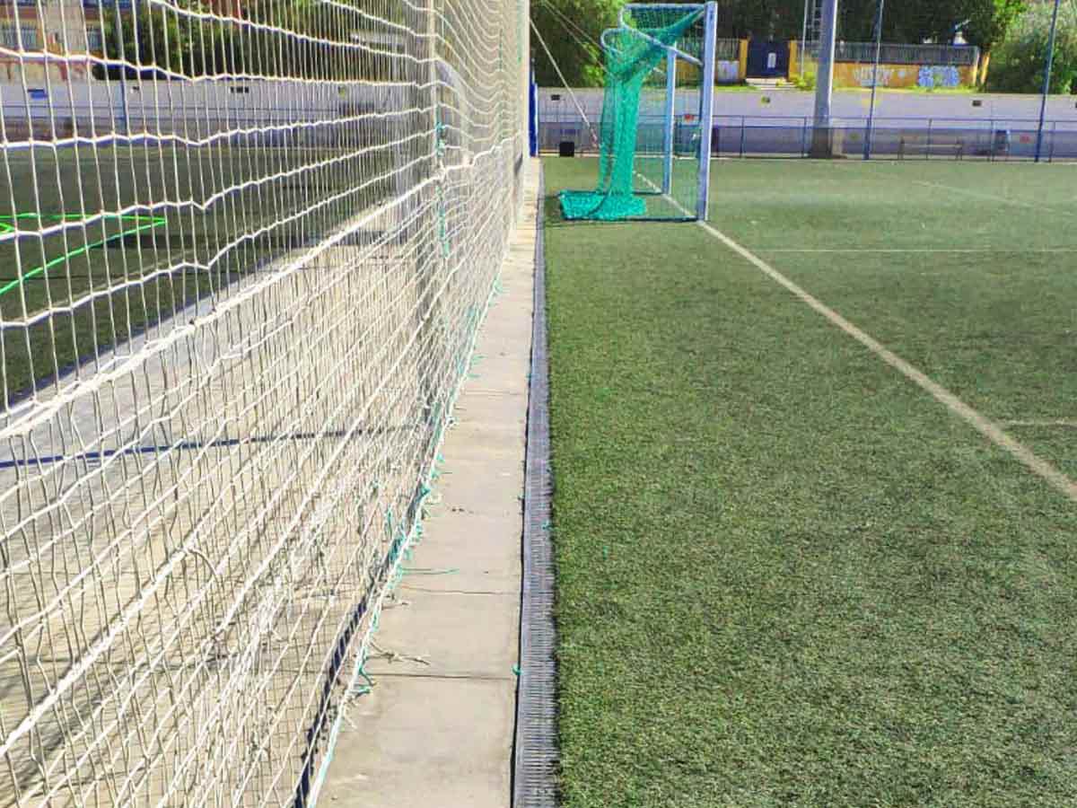 11.000 rejillas para 24 campos de fútbol de Málaga
