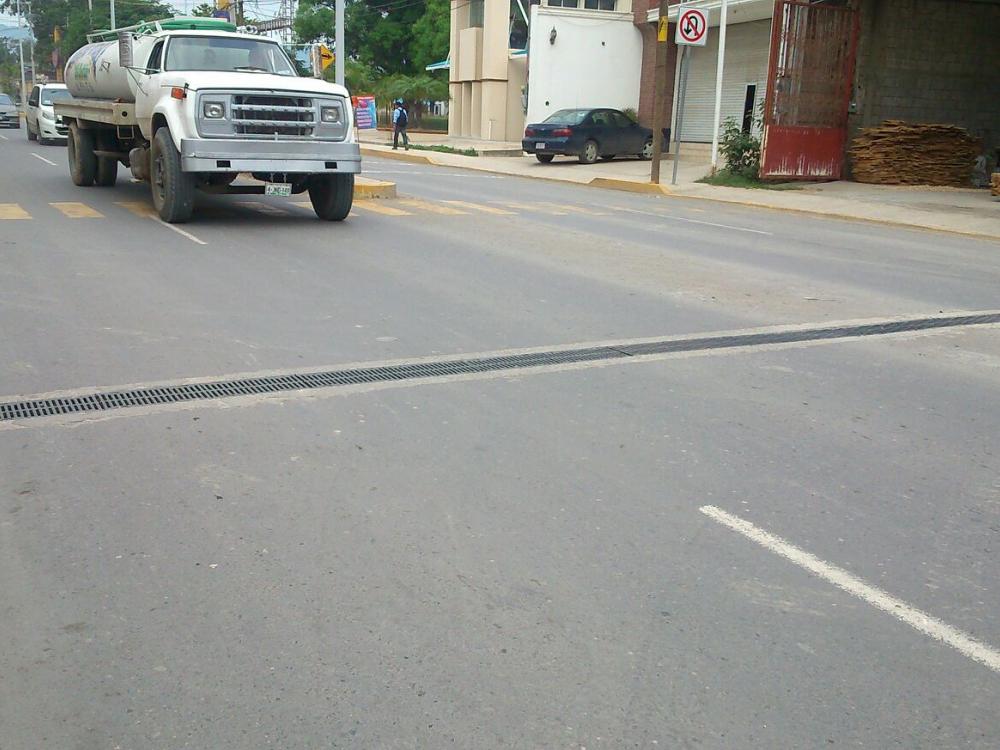 Canales de drenaje  ULMA en el  Boulevard  Adolfo López Mateos - MÉXICO