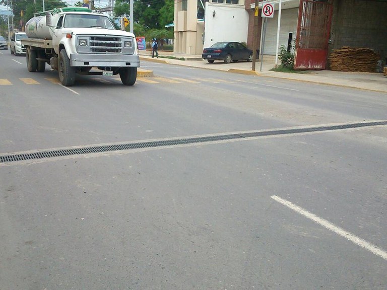 Canales de drenaje  ULMA en el  Boulevard  Adolfo López Mateos - MÉXICO