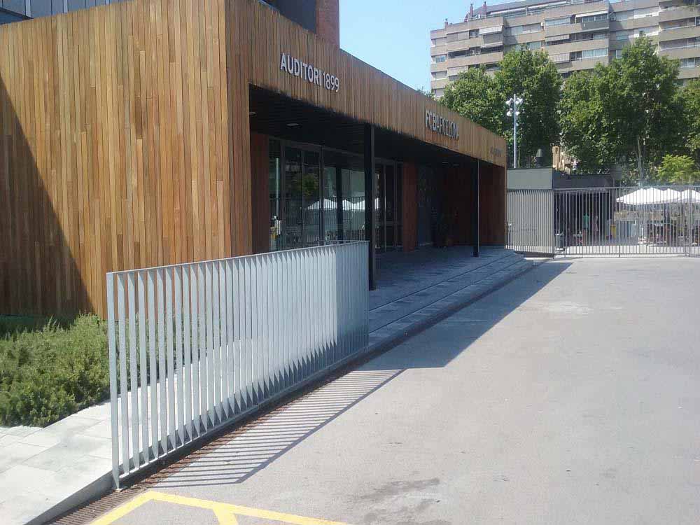 Canales de drenaje ULMA en la entrada del  CAMP NOU