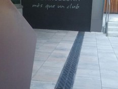 Foto 4 del proyecto Canales de drenaje ULMA en la entrada del  CAMP NOU