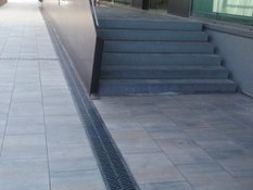 Foto 5 del proyecto Canales de drenaje ULMA en la entrada del  CAMP NOU