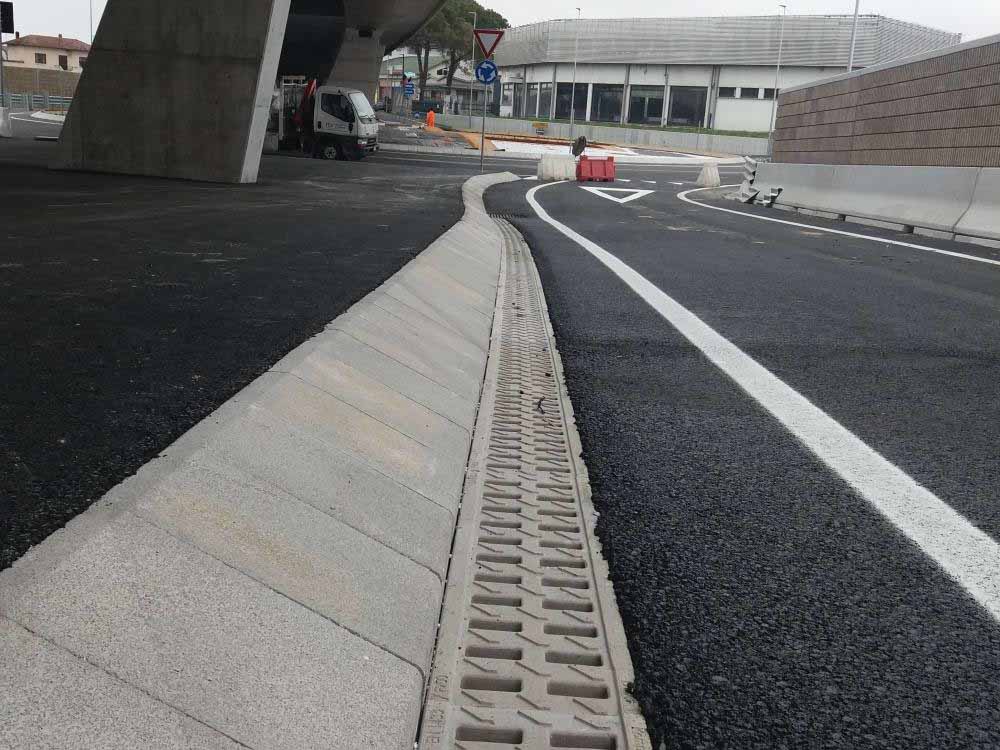 Canales KOMPAQDRAIN® en un a carretera al Norte de Italia