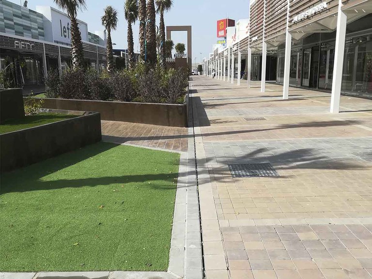 Canales ULMA con rejilla ranurada en la reforma del Parque Comercial Luz Shopping (Jerez)