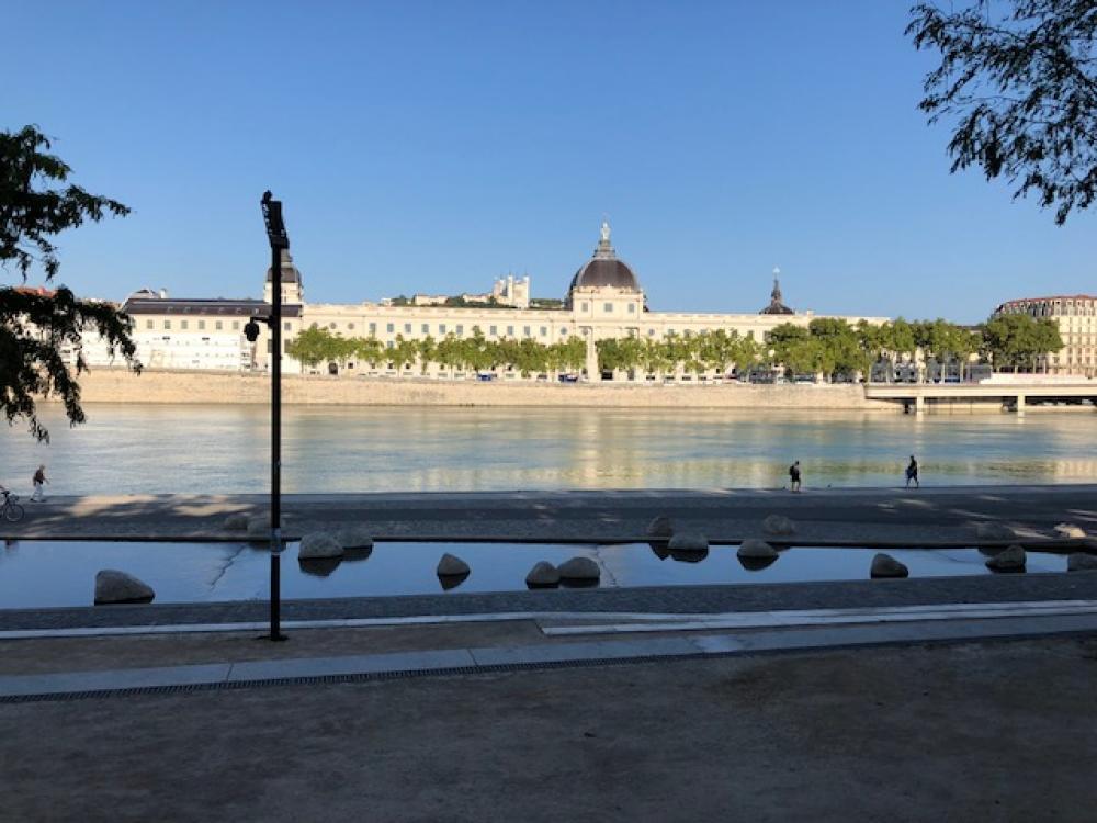 Caniveaux MultiV + avec système Rapidlock dans lemblématique Grand Hôtel Dieu (Lyon)