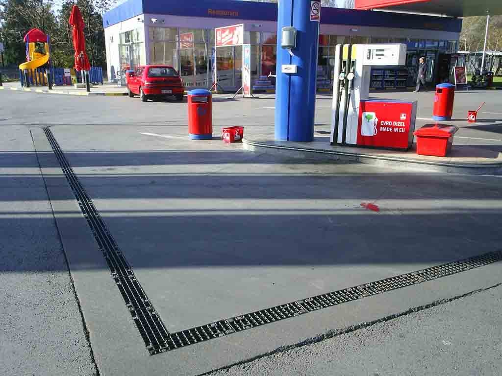 Drenaje ULMA en gasolinera de Belgrado