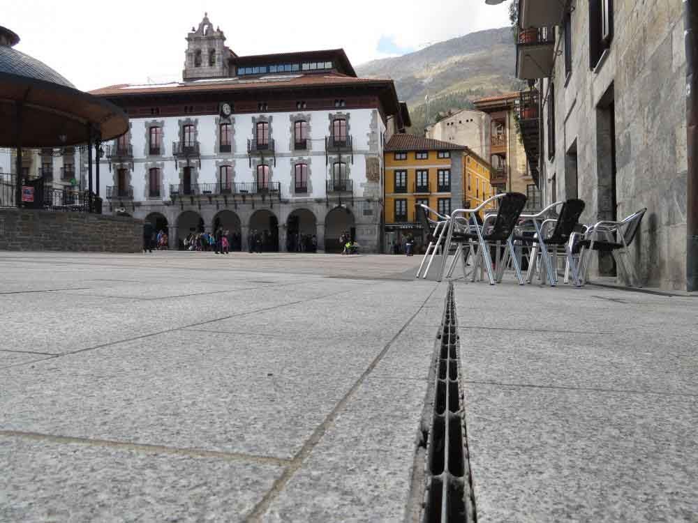 Rejilla ranurada en la plaza mayor de Azpeitia: drenaje oculto