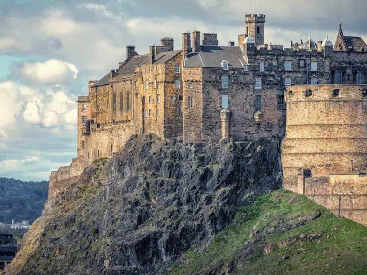Rejillas de acero inoxidable en un castillo con 1000 años de historia