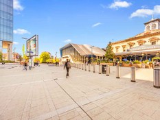 Foto 2 del proyecto Station Hill integra drenaje oculto con diseño imperceptible