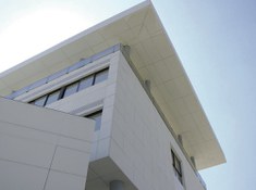 Foto 1 del proyecto Fachada Ventilada de ULMA en la Clínica Benalmádena