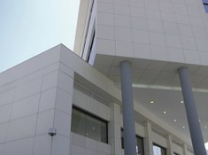 Foto 2 del proyecto Fachada Ventilada de ULMA en la Clínica Benalmádena