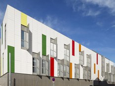 Foto 2 del proyecto Comisaría colorista y energéticamente eficiente con Fachada de ULMA