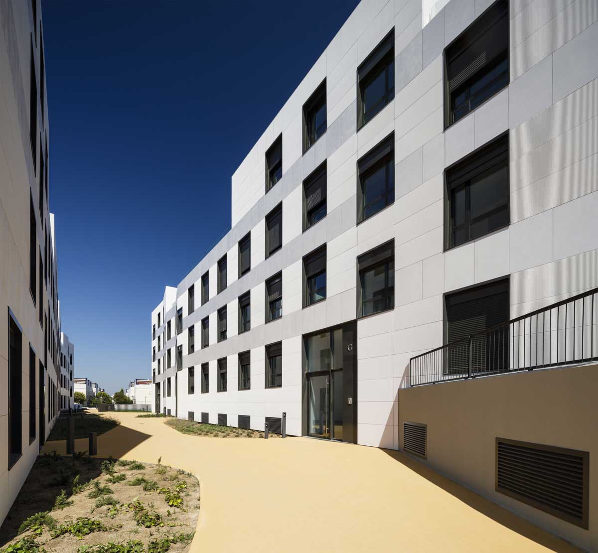 Foto 1 del proyecto Fachada ventilada ULMA en conjunto residencial en Sitges