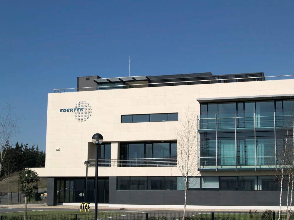 Foto 1 del proyecto Fachada Ventilada con Textura Pure Pizarrosa en edificio EDERTEK