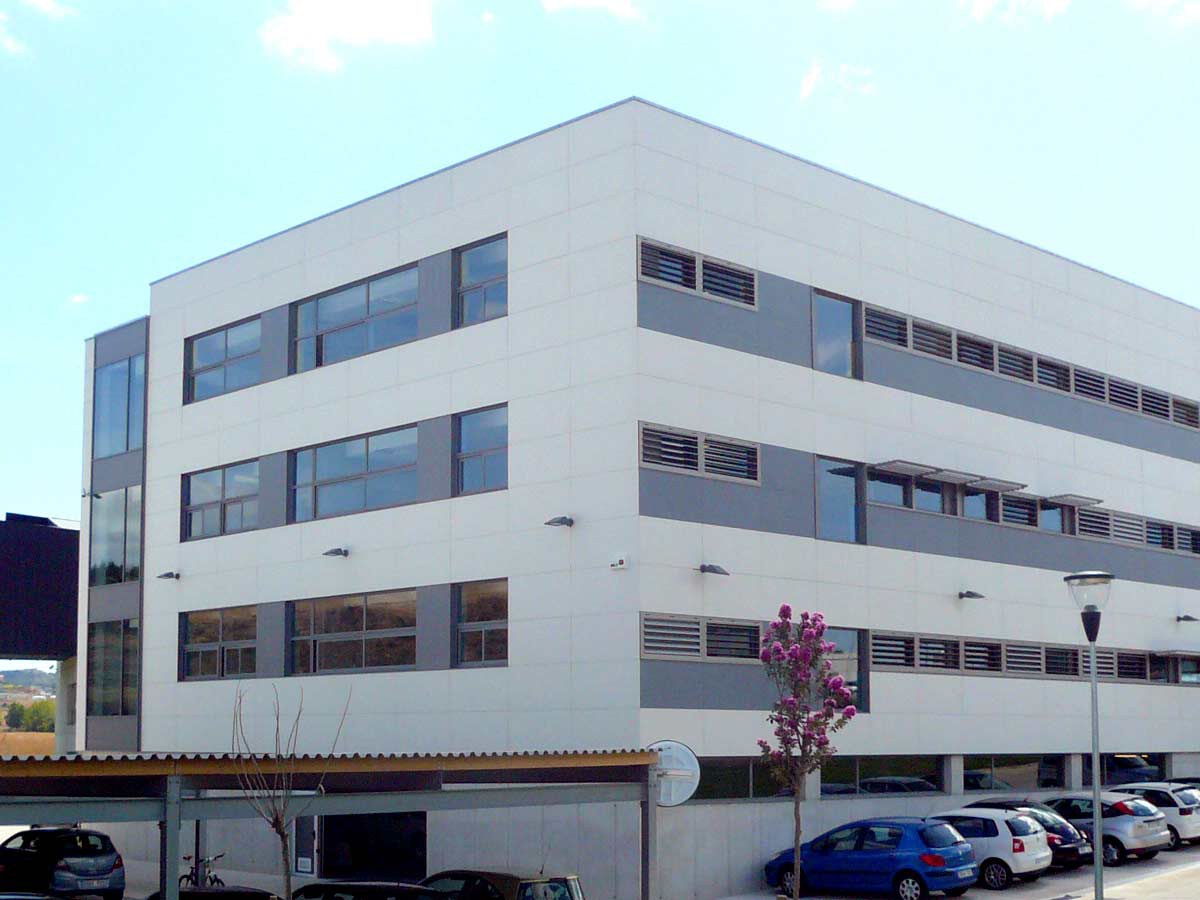 Fachada Blanca para el Edificio INGETEAM en Navarra