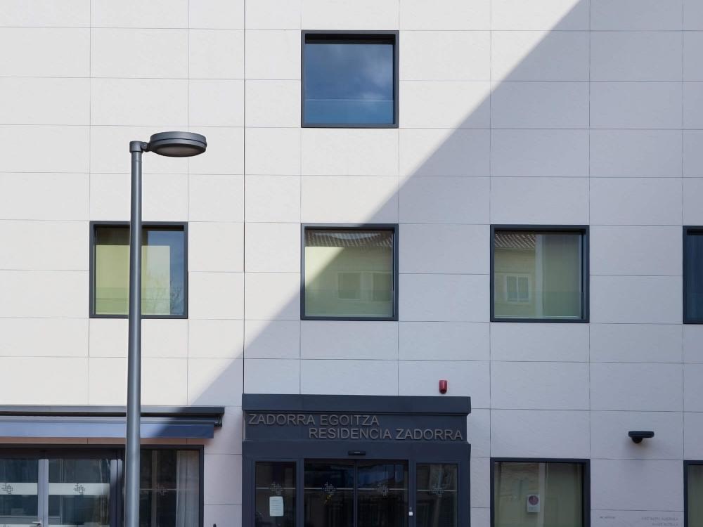 Foto 2 del proyecto Fachada de ULMA para la mayor Residencia de Álava, en Vitoria-Gasteiz