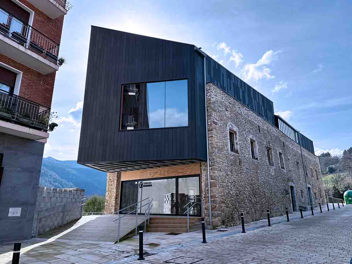 Fachada ventilada K-SLAT de ULMA en el centro cultural Oxinburu