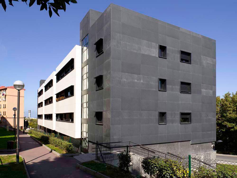 Foto 1 del proyecto Fachadas Ventiladas de ULMA en las nuevas viviendas de Santurce