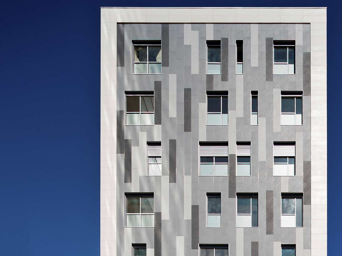 Edificio Sant Joan de Déu Numancia en Barcelona revestido con Fachadas de Stoneo