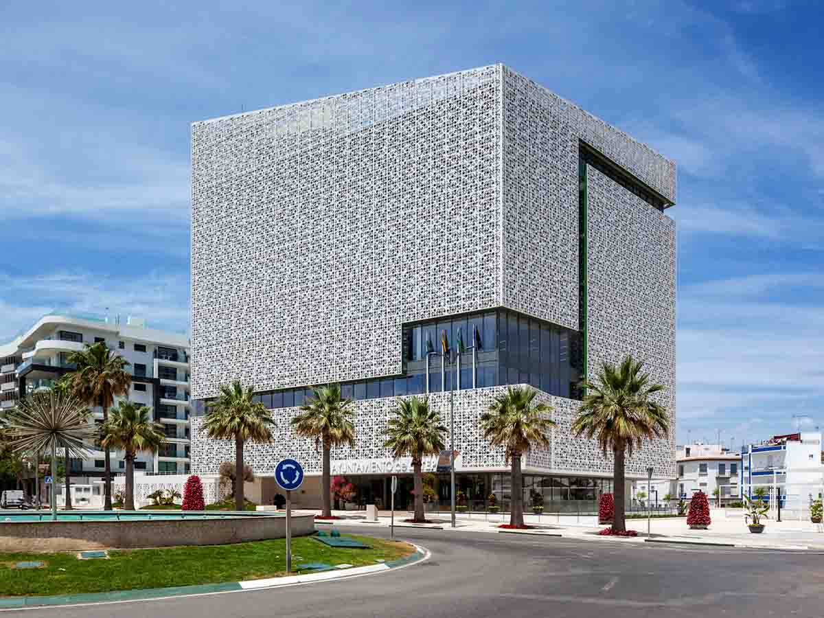 Juego de Luz y Sombra en la Fachada del Nuevo Ayuntamiento de Estepona Juego de Luz y Sombra en la Fachada del Nuevo Ayuntamiento de Estepona