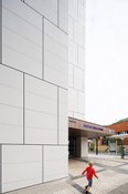 Foto 7 del proyecto Movimiento y ritmo en la fachada: Ambulatorio de Gros