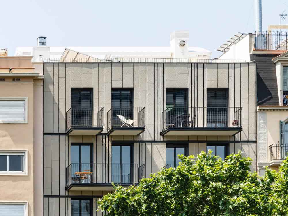Lamas verticales  y junta de 20 mm para este proyecto en Barcelona