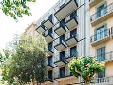 Foto 1 del proyecto Lamas verticales  y junta de 20 mm para este proyecto en Barcelona