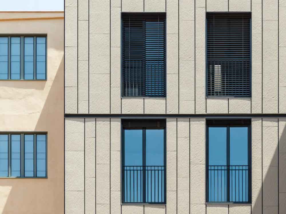 Foto 2 del proyecto Lamas verticales  y junta de 20 mm para este proyecto en Barcelona