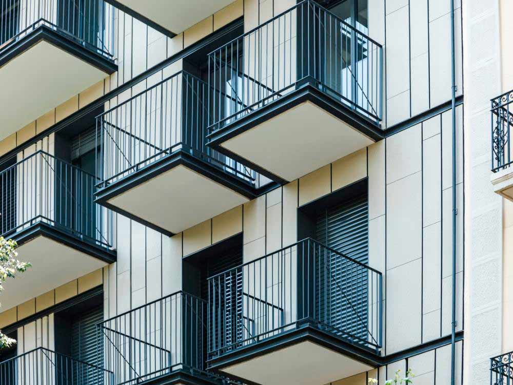 Foto 3 del proyecto Lamas verticales  y junta de 20 mm para este proyecto en Barcelona