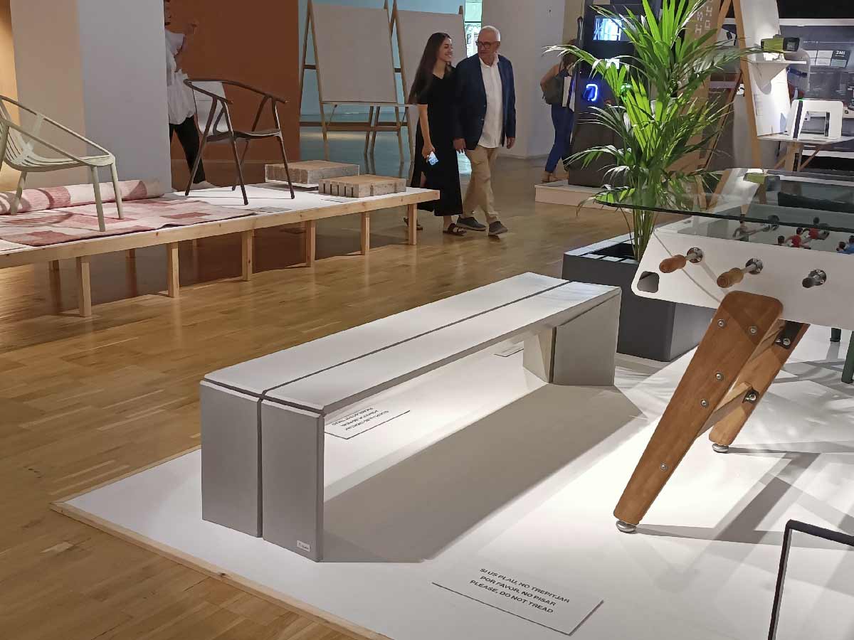 En un museo... Banco Harri de la colección de mobiliario urbano de ULMA. diseñado por Miguel Ángel Ciganda