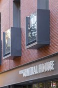 Foto 3 del proyecto Balcón prefabricado moderno para el hostal Central House en Madrid