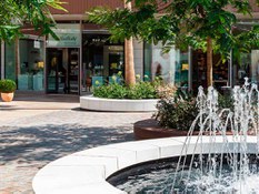 Foto 1 del proyecto Revestimiento de bancos a medida para el Centro Comercial Viladecans