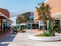 Foto 5 del proyecto Revestimiento de bancos a medida para el Centro Comercial Viladecans