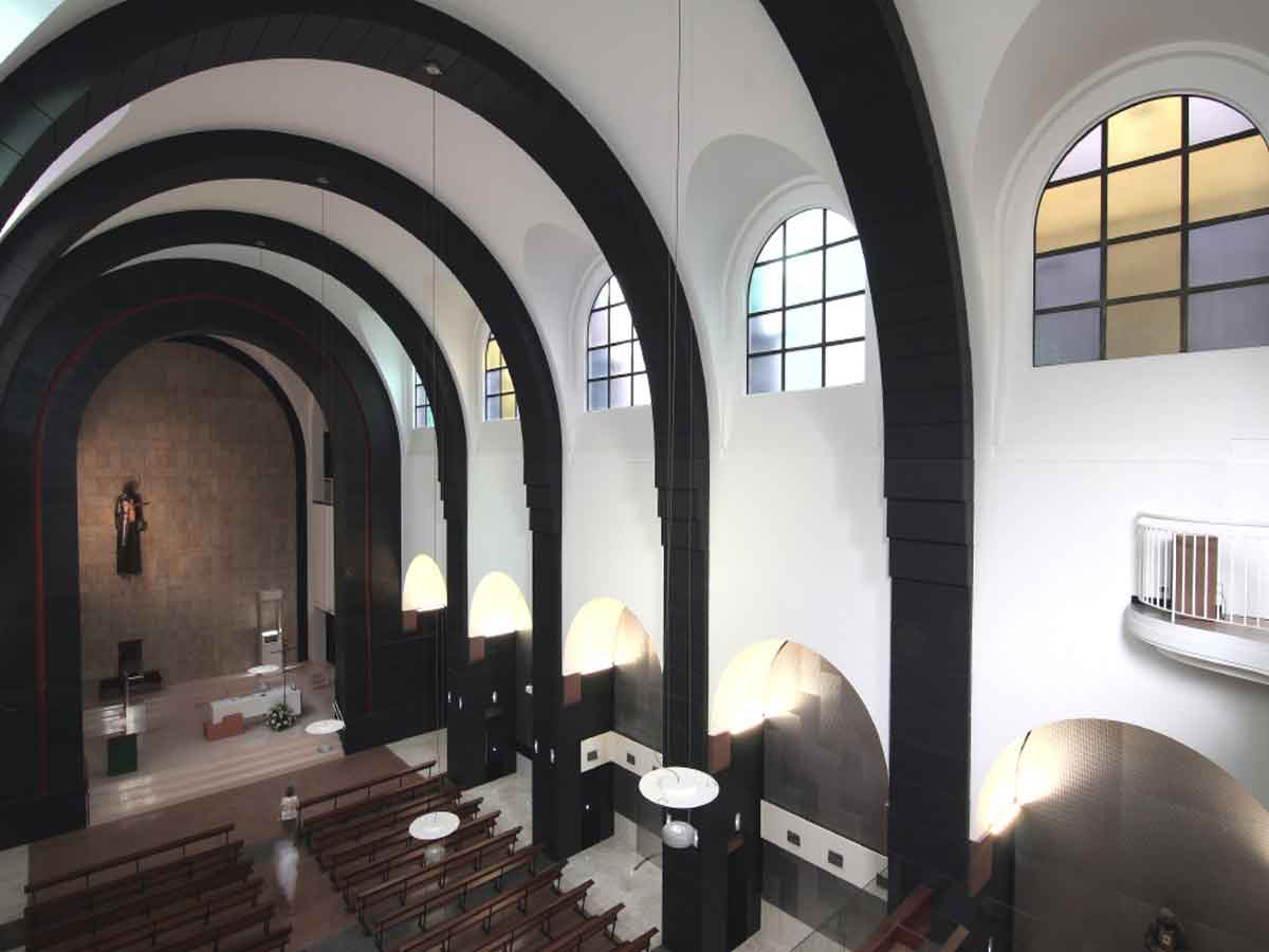 Complicidad entre arquitectura e industria: Iglesia de Gijón Complicidad entre arquitectura e industria: Iglesia de Gijón