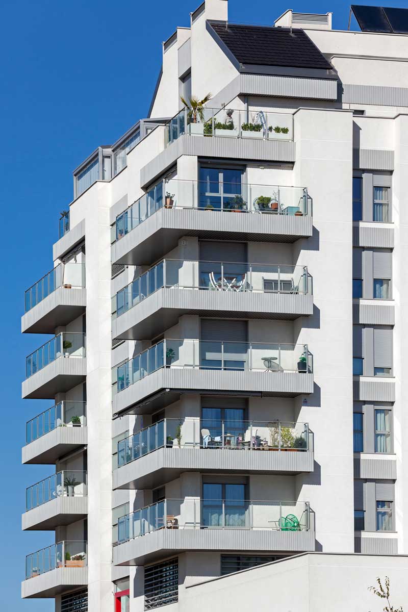 Edificio de viviendas con frentes de balcón exclusivos — Prefabricados