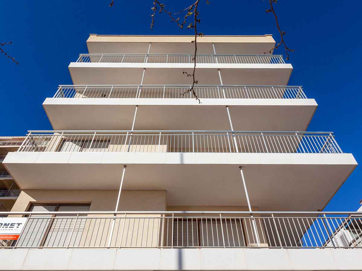 Edificios antiguos en primera línea de playa