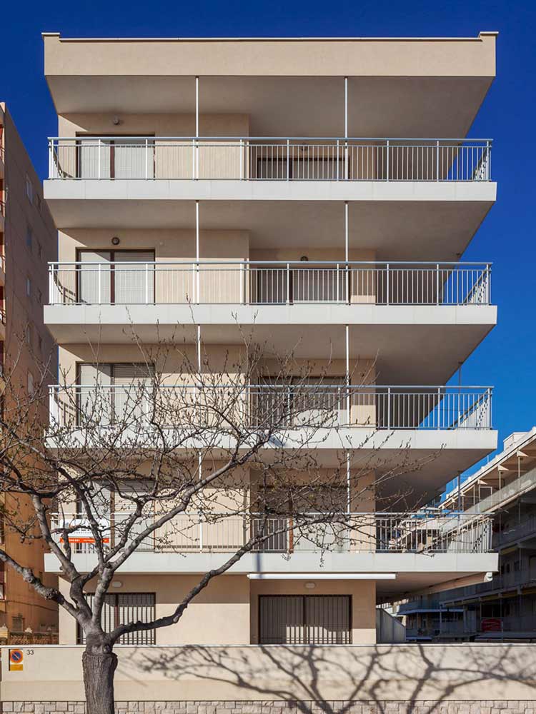 Foto 1 del proyecto Edificios antiguos en primera línea de playa