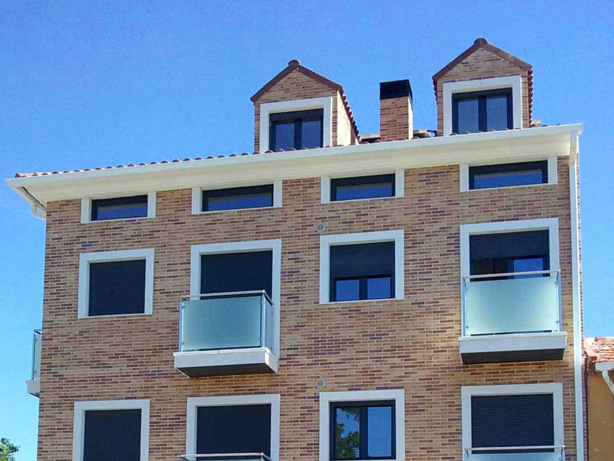 Elementos prefabricados para enmarcar ventanas y balcones