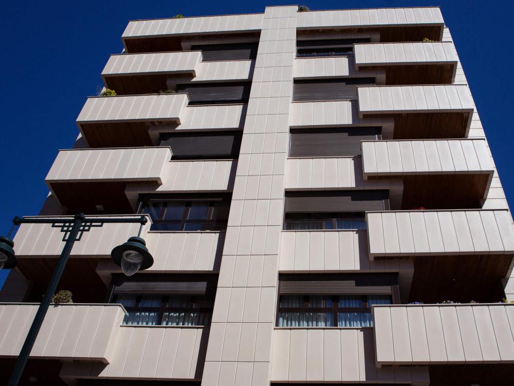 Foto 4 del proyecto Rehabilitación en Alcoy con frentes de terraza a medida