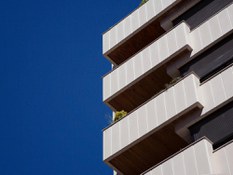 Foto 3 del proyecto Rehabilitación de viviendas en Alcoy con frentes de terraza  a medida
