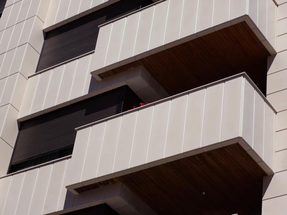 Foto 1 del proyecto Rehabilitación en Alcoy con frentes de terraza a medida