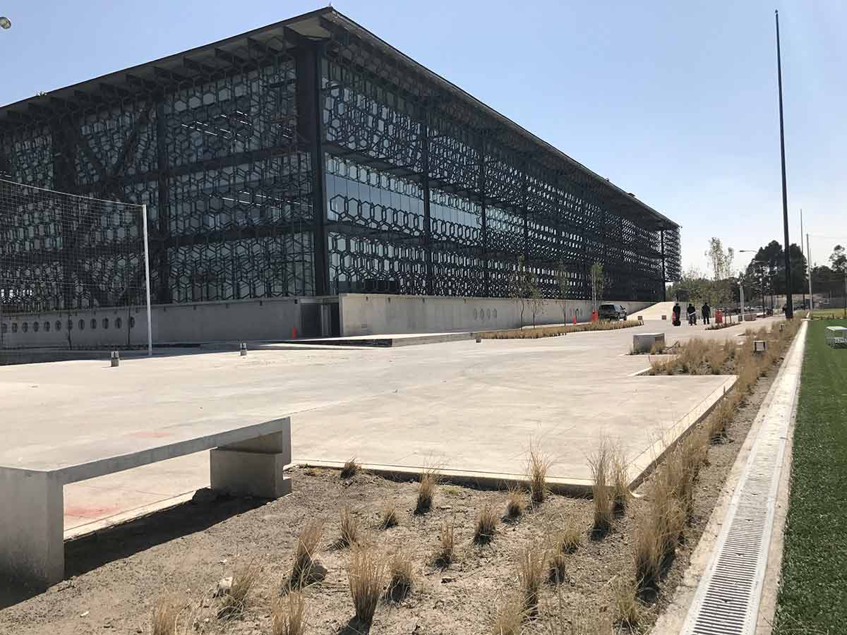 Canales de concreto polimérico en obras urbanas en México