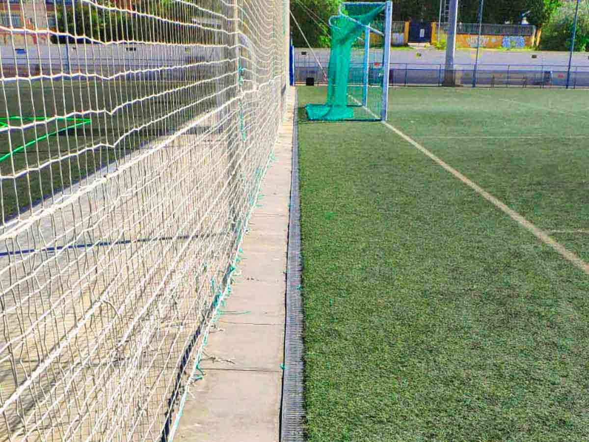 11.000 rejillas para 24 campos de fútbol de Málaga