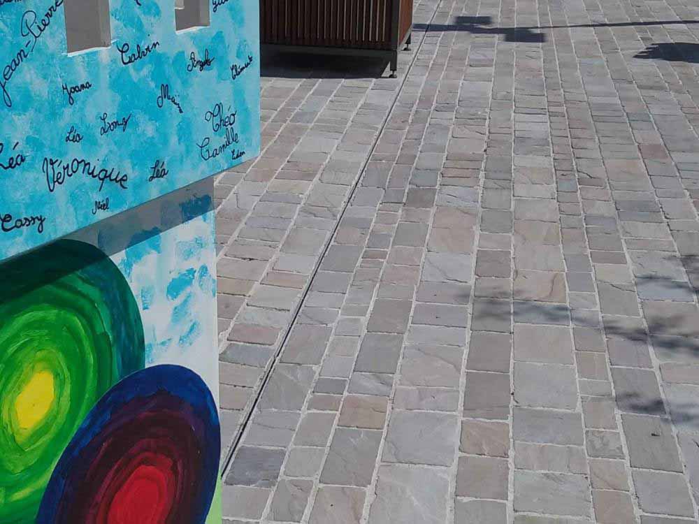 Rejilla ranurada en el ayuntamiento de Ballan-Miré - Francia