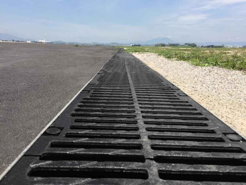 Canales de drenaje  ULMA en el aeropuerto Internacional de Río de Janeiro