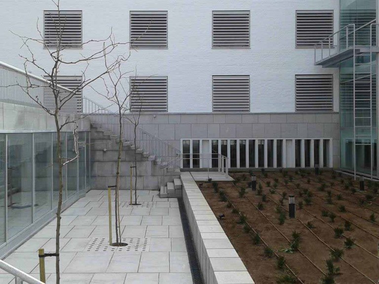 Canales de drenaje ULMA en la Escuela de Arquitectura de Granada